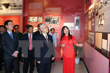 Tổng Bí thư Nguyễn Phú Trọng và các đại biểu tham quan triển lãm.